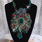 Collar del dragón bordado con un cabujón y chips en Malaquita Natural, una hermosa gradación de verde esmeralda con estas cuentas de semillas de colores